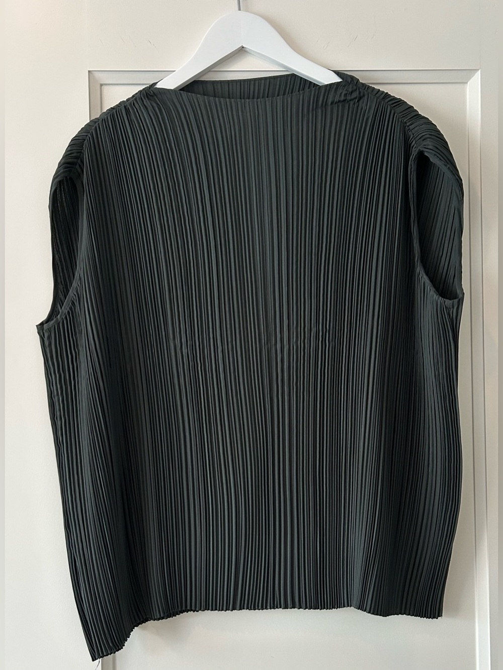 Club Monaco Black Pleated Shell Top w/Cap Sleeves Size M